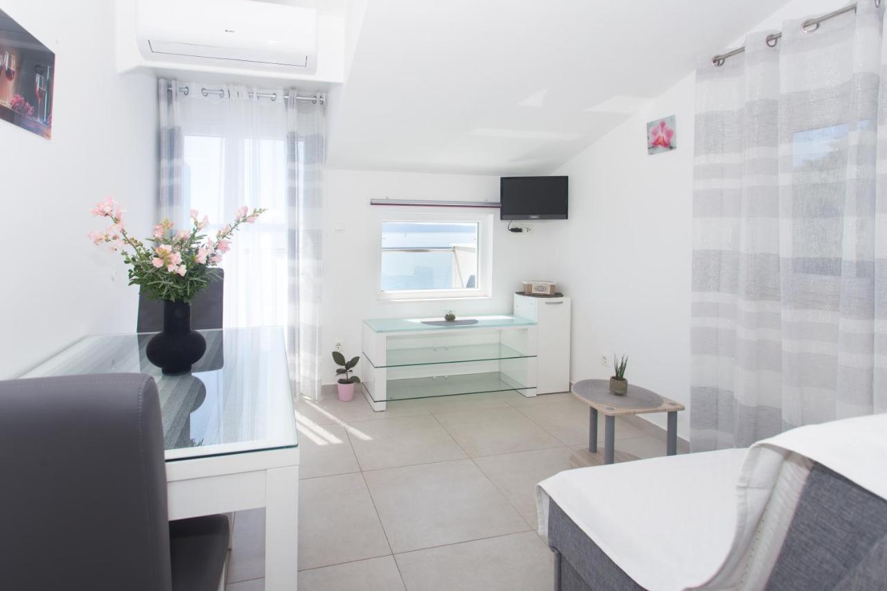 Apartments Bandic - 30 Meters To The Beach โตรกีร์ ภายนอก รูปภาพ