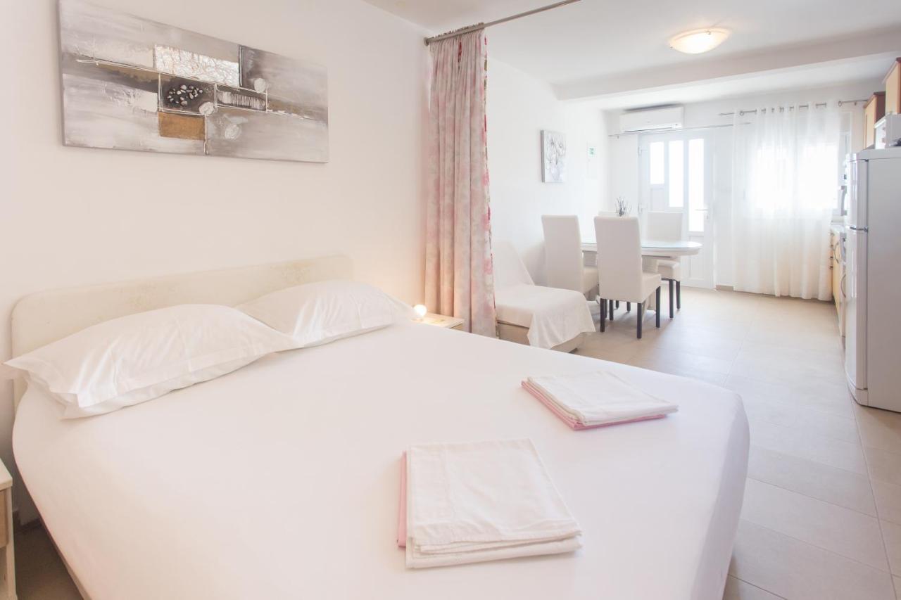 Apartments Bandic - 30 Meters To The Beach โตรกีร์ ภายนอก รูปภาพ